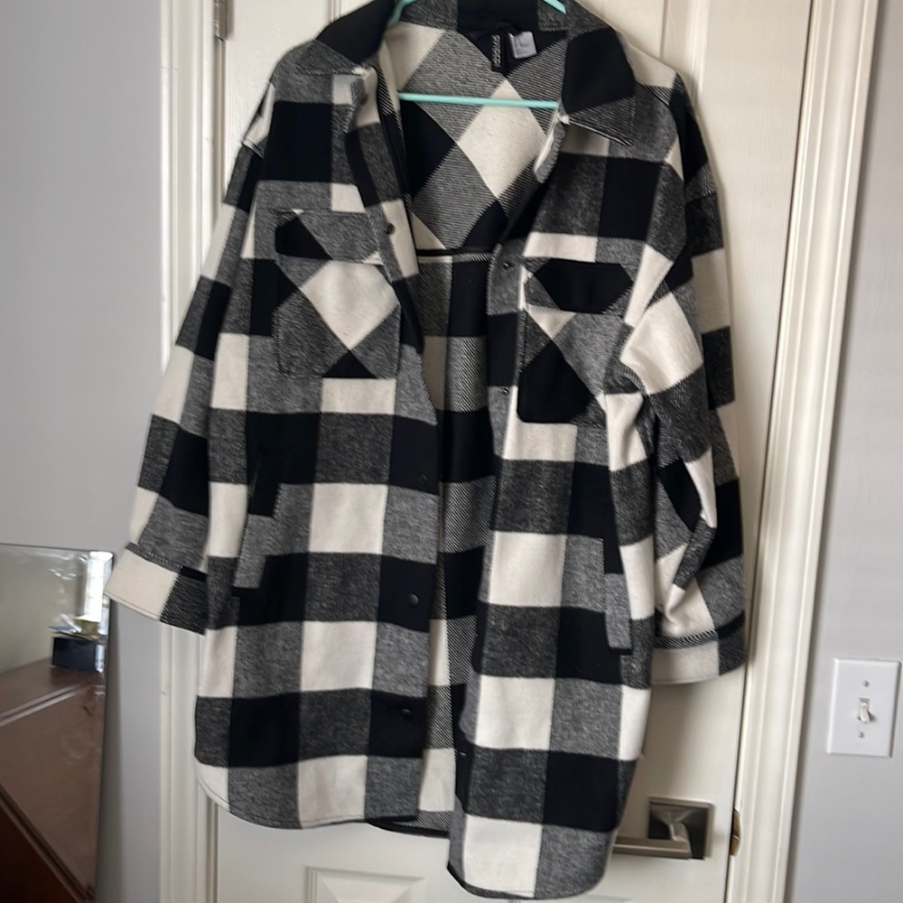 EUC H & M Divided Women’s Buffalo Check Shacket
